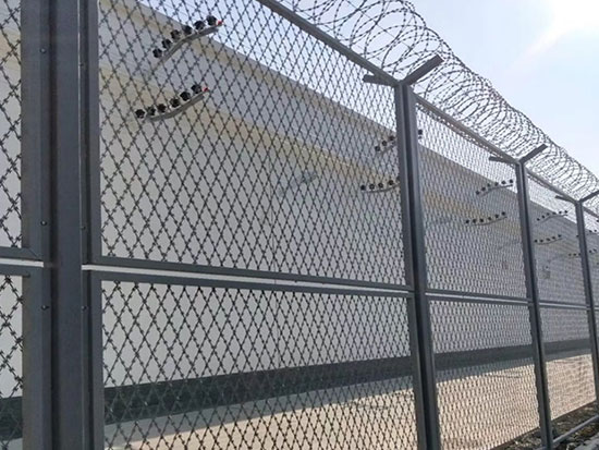 新疆监狱刀刺隔离网