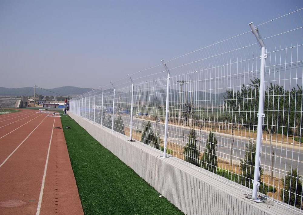 学校操场围墙围网