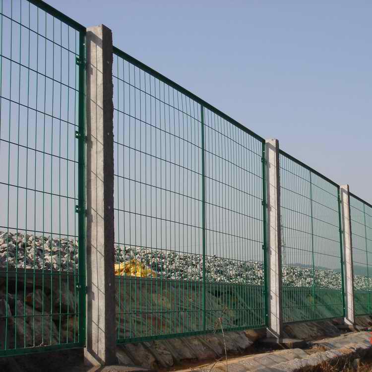 铁路路基金属防护栅栏