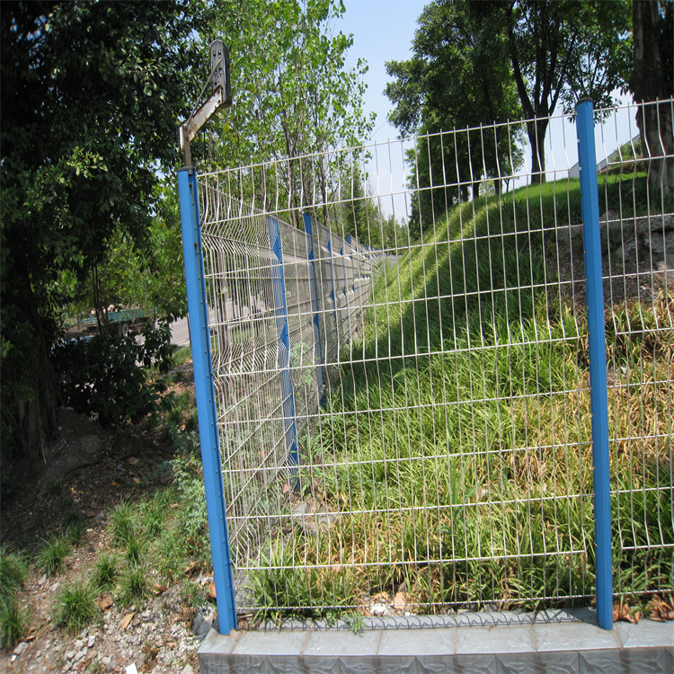 斜坡桃型柱护栏网